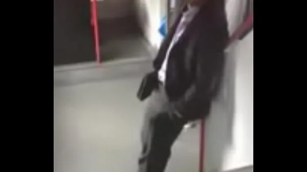 Vroča Cara excitado no metrô sveža cev