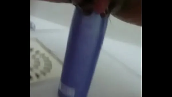 Forró Stuffing the shampoo into the pussy and the growing clitoris friss cső