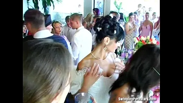 Tabung segar Wedding whores are fucking in public panas