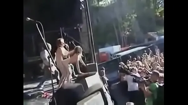 뜨거운 Couple fuck on stage during a concert 신선한 튜브