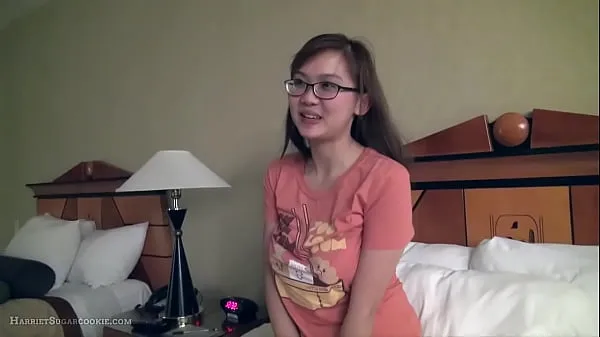 Varm Cute busty asian girlfriend fngers in glasses färsk tub