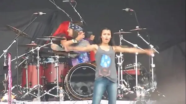 Varm Girl mostrando peitões no Monster of Rock 2015 färsk tub