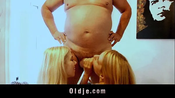 Ống nóng Fat old man rimmed and sucked by two blonde teens tươi