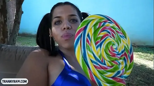 Caliente Transexual de culo grande de Brasil sexo anal al aire libre y meando tubo fresco