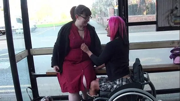 뜨거운 Leah Caprice and her lesbian lover flashing at a busstop 신선한 튜브