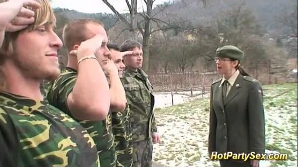 Ζεστό military lady gets soldiers cum φρέσκο ​​σωλήνα