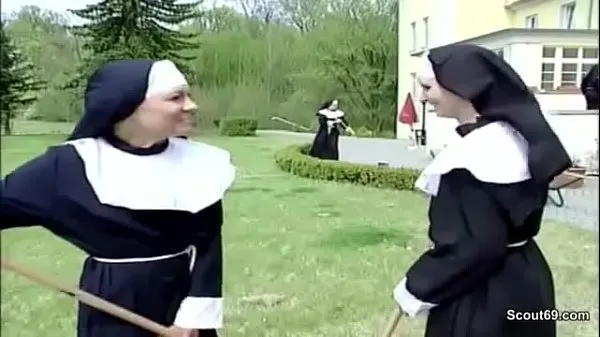Varm Horny nun is secretly deflowered by the craftsman färsk tub
