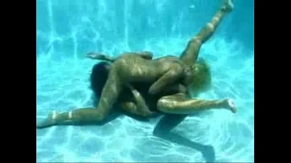 Varm Exposure - Lesbian underwater sex färsk tub