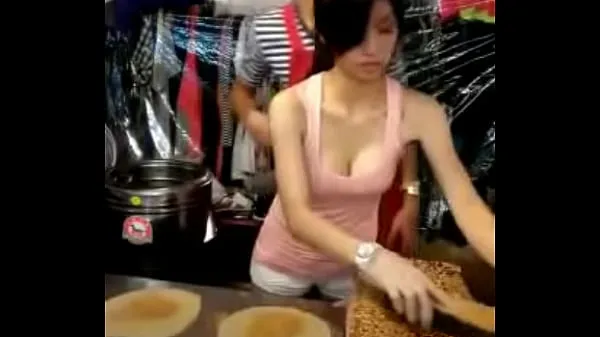 热的 Taiwanese milf sell pancake 新鲜的管