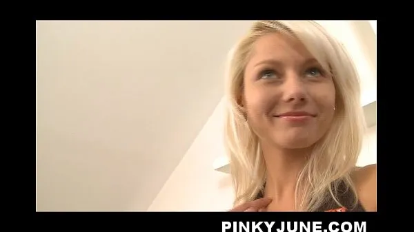 Vroča Teen sensation Pinky June pleasing her fans in racer costume sveža cev