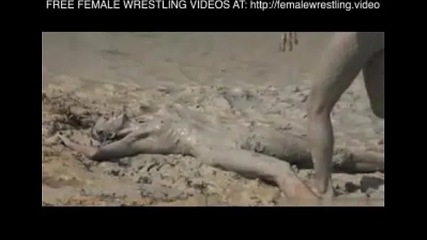Girls wrestling in the mud Tiub segar panas