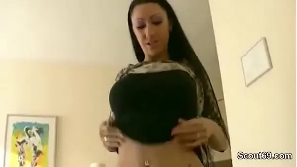 Hete Sister catches stepbrother and gives him a BJ verse buis