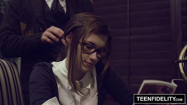 Forró TEENFIDELITY - Cutie Alaina Dawson Creampied on Teacher's Desk friss cső