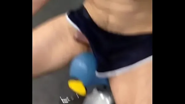 Ζεστό Got piss showered while working out in a public gym φρέσκο ​​σωλήνα