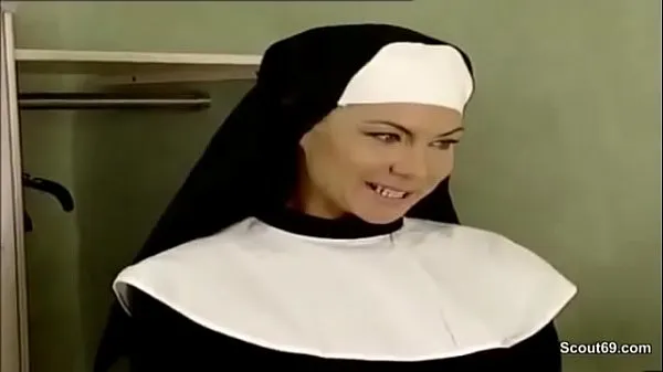 Caliente Prister se folla por el culo a una colegiala del convento tubo fresco