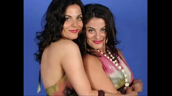 Ζεστό Identical Lesbian Twins posing together and showing all φρέσκο ​​σωλήνα