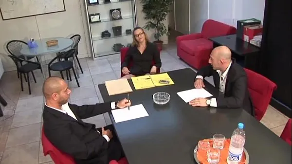 Hete Carrer woman in high heels banged by colleagues in a business meeting verse buis