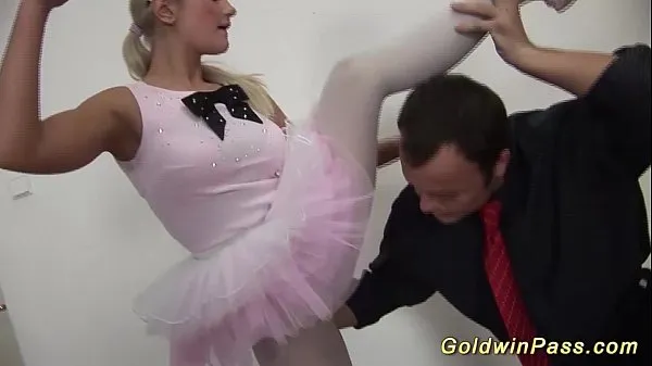 Varmt flexible ballerina gets fisted frisk rør
