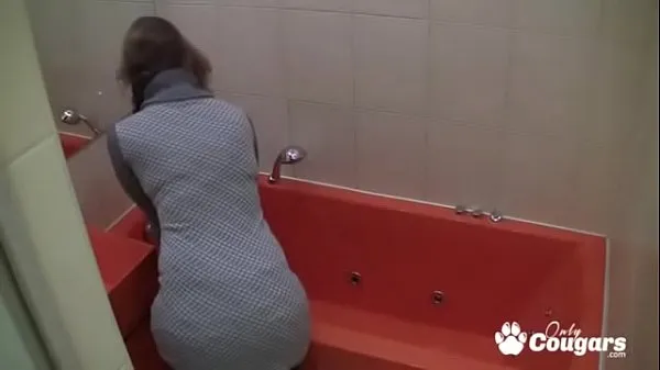 热的 Amateur Caught On Hidden Bathroom Cam Masturbating With Shower Head 新鲜的管