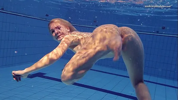 Varmt Hot Elena shows what she can do under water frisk rør