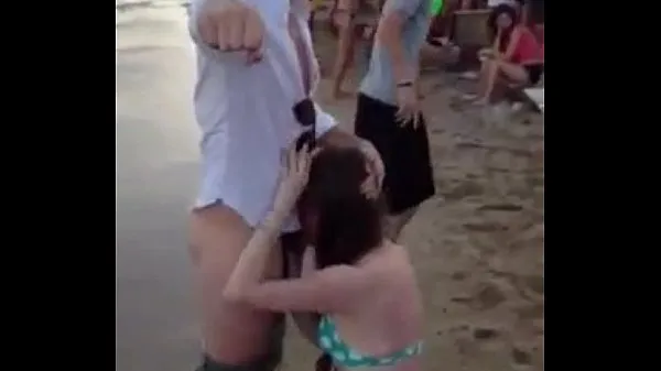 Vroča Paying blowjob on the beach sveža cev