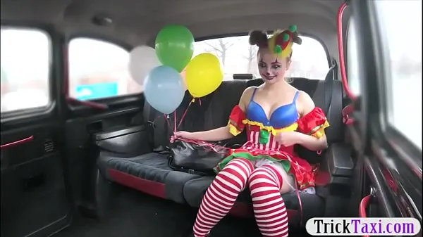 Ống nóng Gal in clown costume fucked by the driver for free fare tươi
