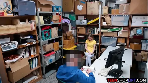 Varmt Skinny Russian teen shoplifter caught and fucked by security frisk rør