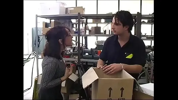 Ζεστό Sexy secretary in a warehouse by workers φρέσκο ​​σωλήνα