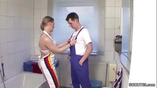 Forró Mom persuades the apprentice craftsman to fuck her ass friss cső