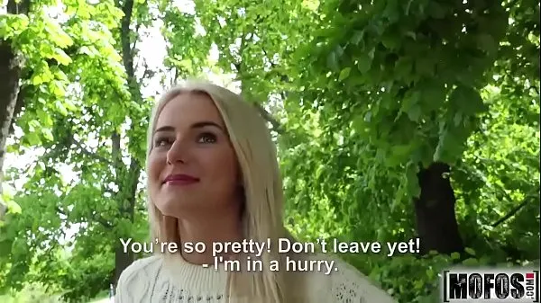 Vroča Blonde Hottie Fucks Outdoors video starring Aisha sveža cev