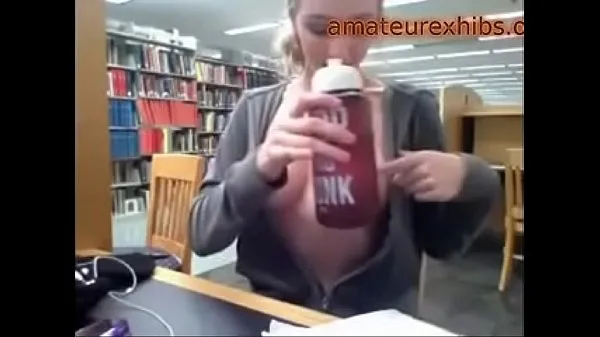 Ζεστό Busty girl flashing in the library φρέσκο ​​σωλήνα