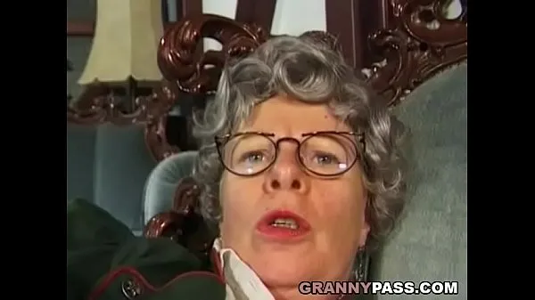 Tabung segar Granny Fingers Her Ass panas