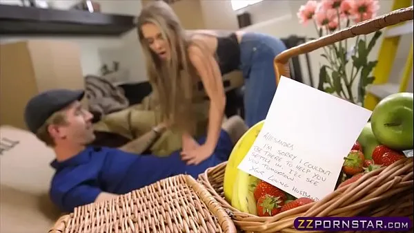Vroča Sexy blonde gets fucked while moving in a new apartment sveža cev