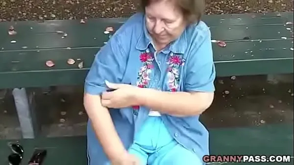Sıcak Granny Flashing In Public taze Tüp