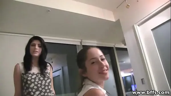 뜨거운 Adorable teen girls pajama party and one of the girls with glasses gets her pussy pounded by her friend wearing strapon dildo 신선한 튜브