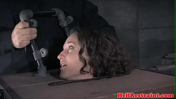 Varmt BDSM sub dominated in pillory by her maledom frisk rør