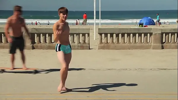 Tabung segar Twink dancing in the beach with speedo bulge / Novinho dançando sunga na praia panas
