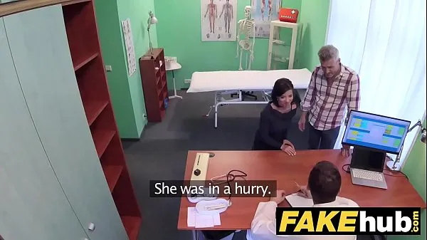 Varmt Fake Hospital Czech doctor cums over horny cheating wifes tight pussy frisk rør
