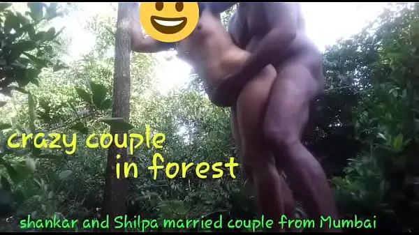 Quente Crazy couple in forest tubo fresco
