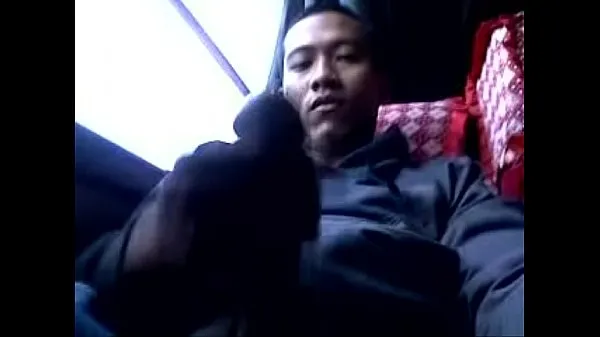 Varm gay indonesian jerking outdoor on bus färsk tub