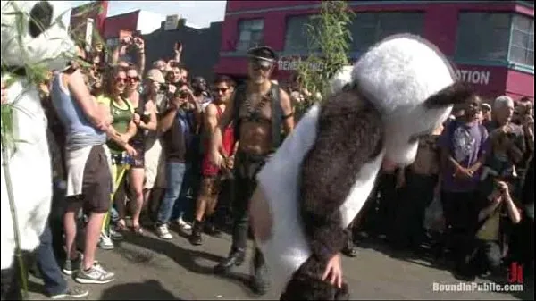 Vroča Gangbanged by nasty pandas sveža cev