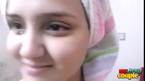 Tabung segar Indian Big boobs Bhabhi Sonia After Shower STRIPS for Husband panas