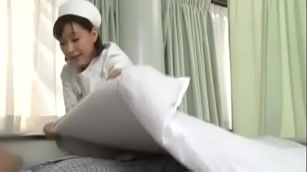 Vroča Sexy japanese nurse giving patient a handjob sveža cev