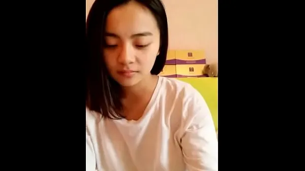 Varmt Young Asian teen showing her smooth body frisk rør
