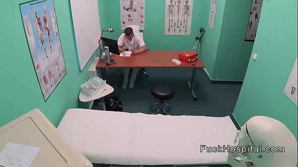 Varmt Doctor filming sex with blonde patient frisk rør