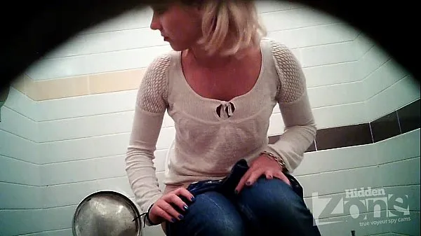 Varmt Successful voyeur video of the toilet. View from the two cameras frisk rør
