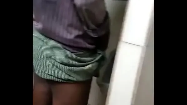 pissing and holding cock of desi gay labour in lungi Tiub segar panas