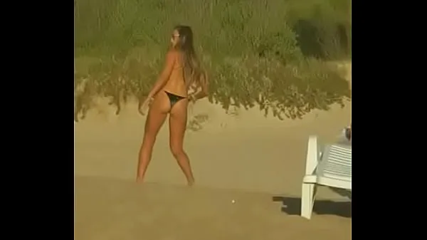 Vroča Beautiful girls playing beach volley sveža cev