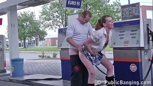 Gorąca Kinky babe is kissing a guy at the Gas Station świeża tuba