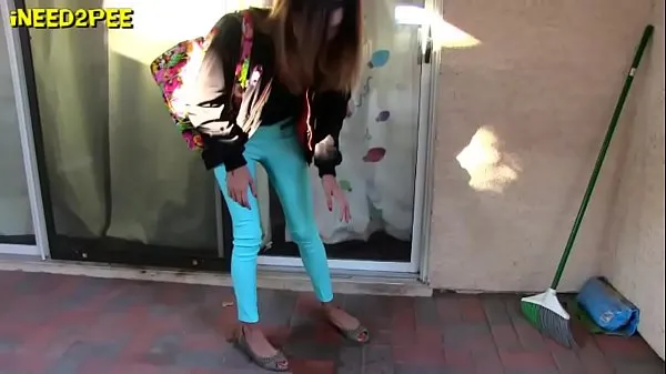 Varmt New girls pissing their pants in public real wetting 2018 frisk rør